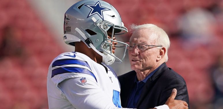 QB Dak Prescott (izquierda); dueño Jerry Jones (derecha), Dallas Cowboys