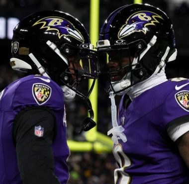WR Rashod Bateman (izquierda) y QB Lamar Jackson (derecha), Baltimore Ravens