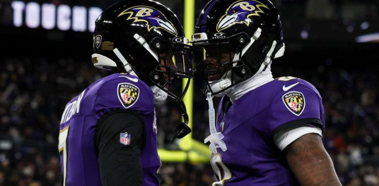 WR Rashod Bateman (izquierda) y QB Lamar Jackson (derecha), Baltimore Ravens