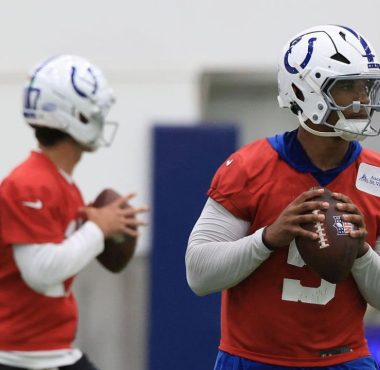 QB Daniel Jones (izquierda) y QB Anthony Richardson (derecha), Indianapolis Colts