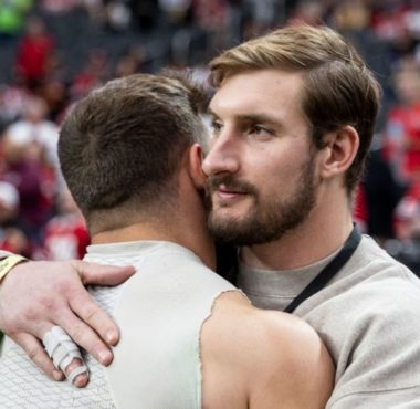 Nick Bosa, San Francisco 49ers; Joey Bosa, Los Angeles Chargers; en el SB LVIII