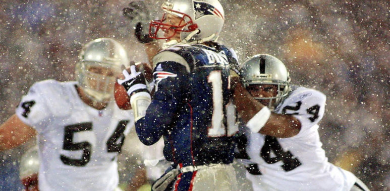 Tom Brady en la polémica jugada “Tuck Rule”