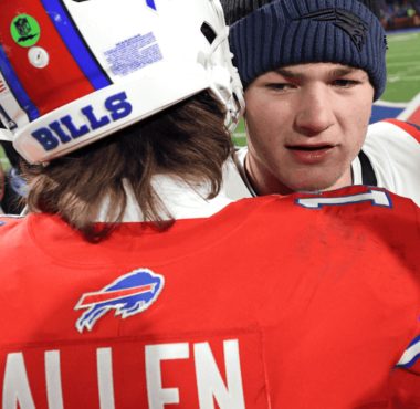 QB Josh Allen y QB Drake Maye