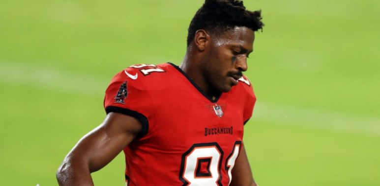 WR Antonio Brown con los Tampa Bay Buccaneers