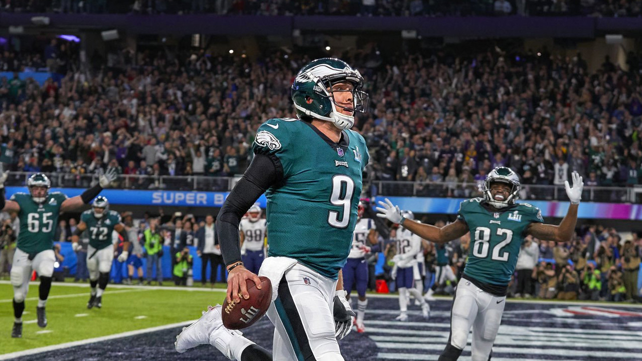 Nick Foles, QB de los Philadelphiea Eagles, anotando TD con la "Philiy Special" en el Super Bowl LII.