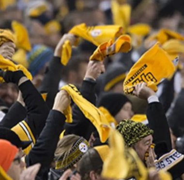 Los fans de los Pittsburgh Steelers agitando sus “Toallas Terribles”