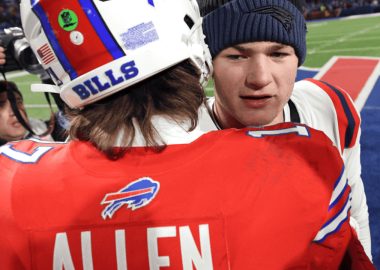 QB Josh Allen y QB Drake Maye